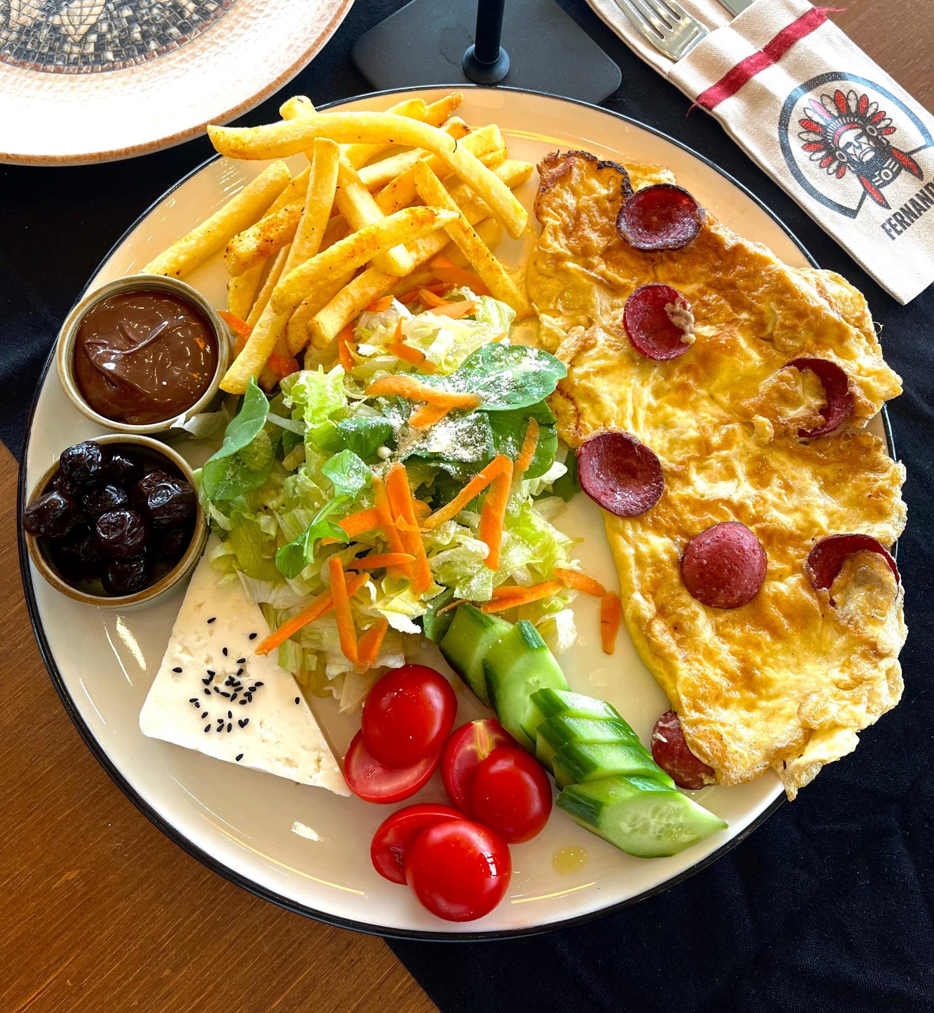 sucuklu omletli kahvaltı tabağı