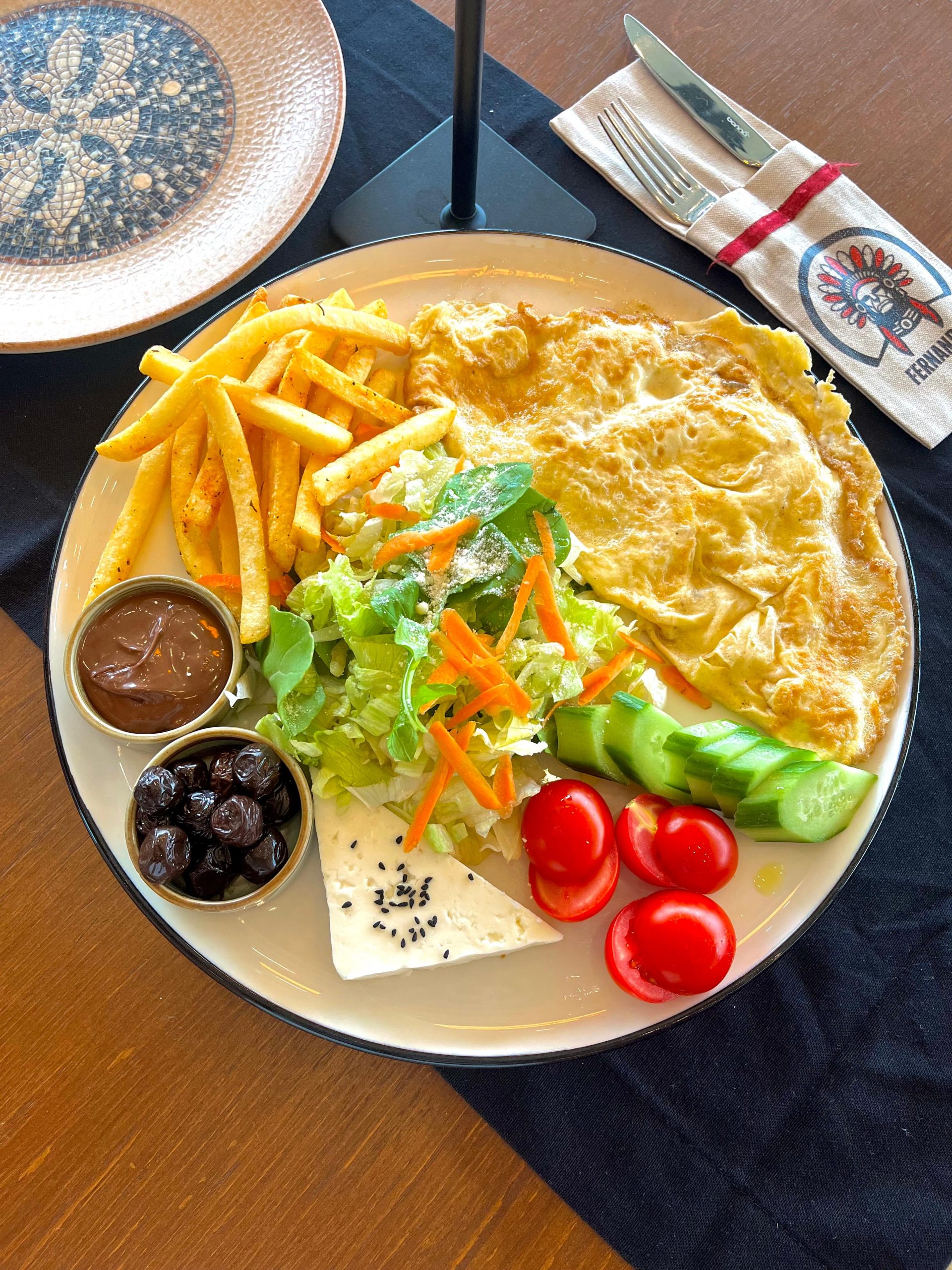 kaşarlı omletli kahvaltı tabağı