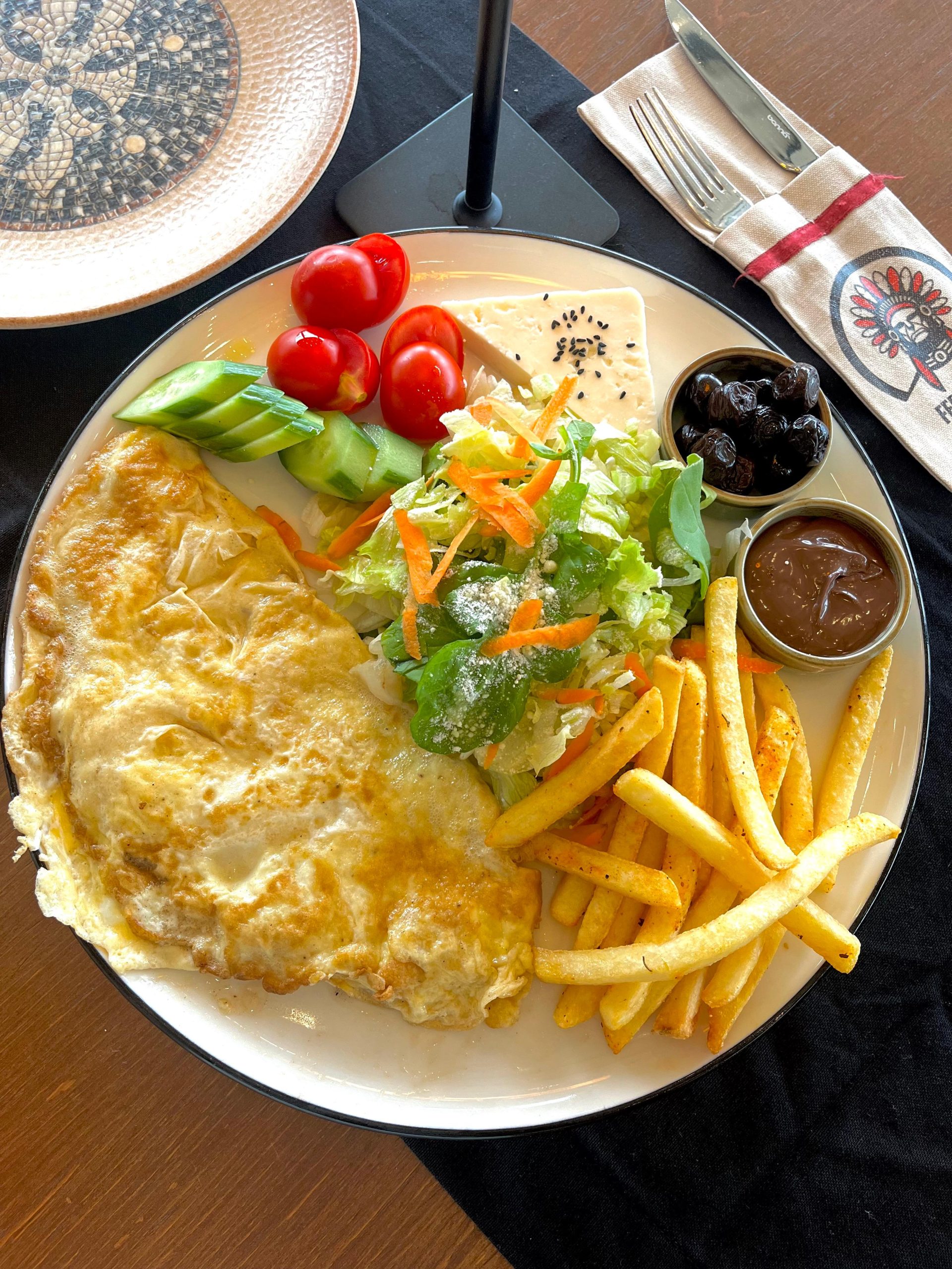 sade omletli kahvaltı tabağı