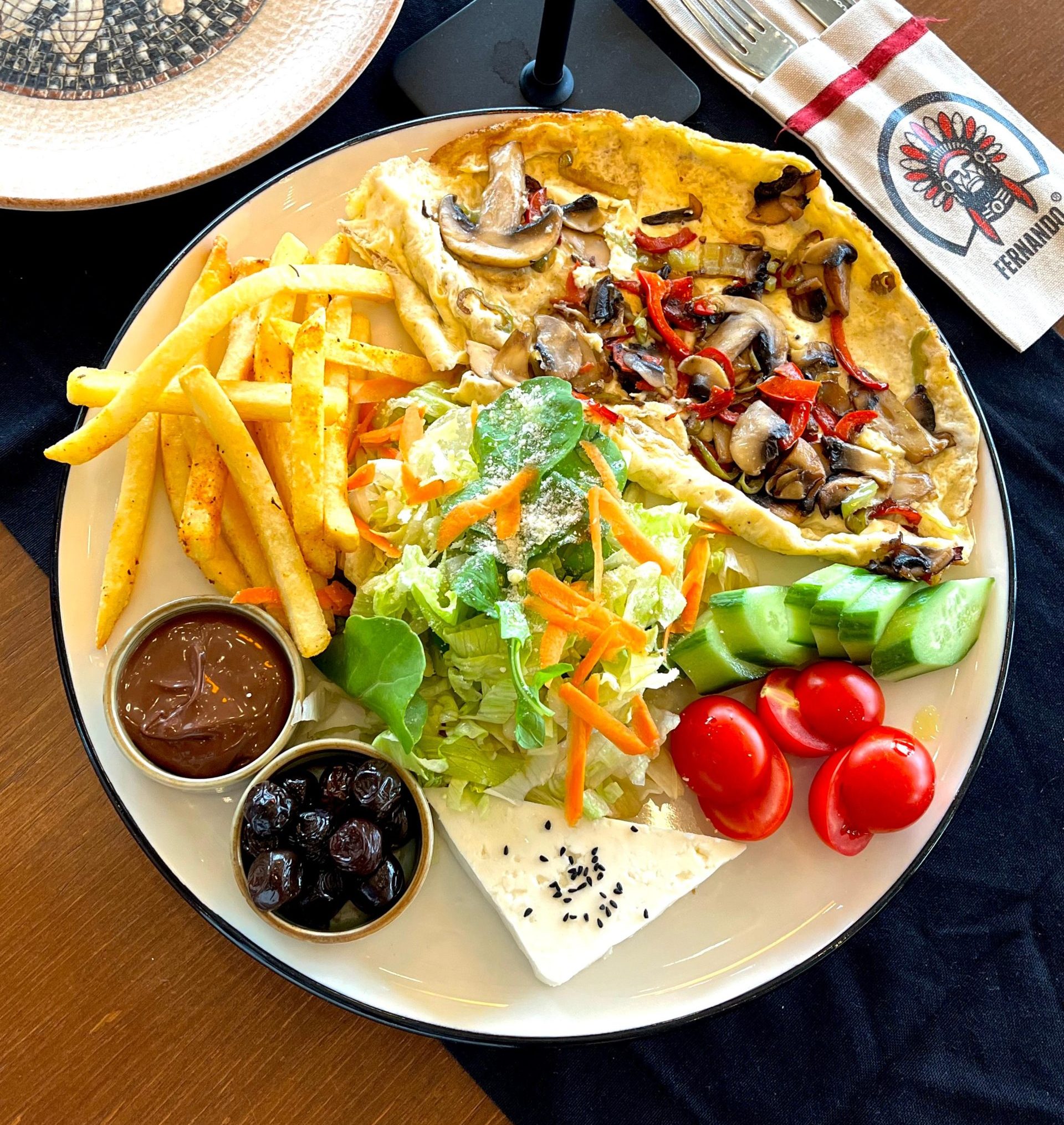 mantarlı omletli kahvaltı tabağı
